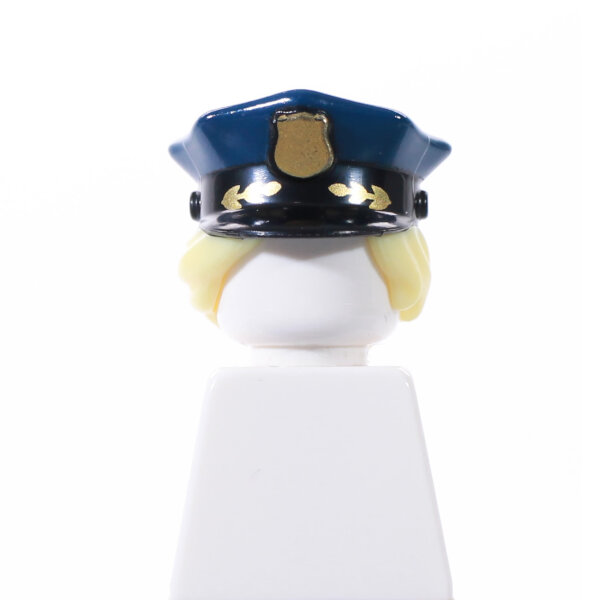 Haare, goldblond mit Polizeimütze, dunkelblau