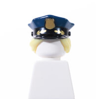 Haare, goldblond mit Polizeimütze, dunkelblau